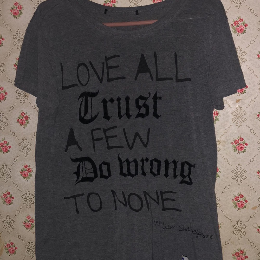 Loose grey t-shirt William Shakespeare quote